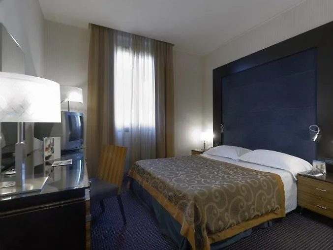 Nh Siena Hotell