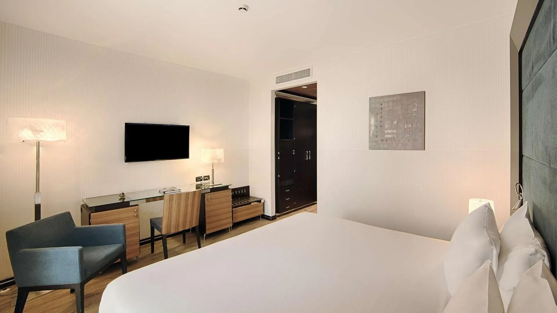 Hotel Nh Sienne 4*,