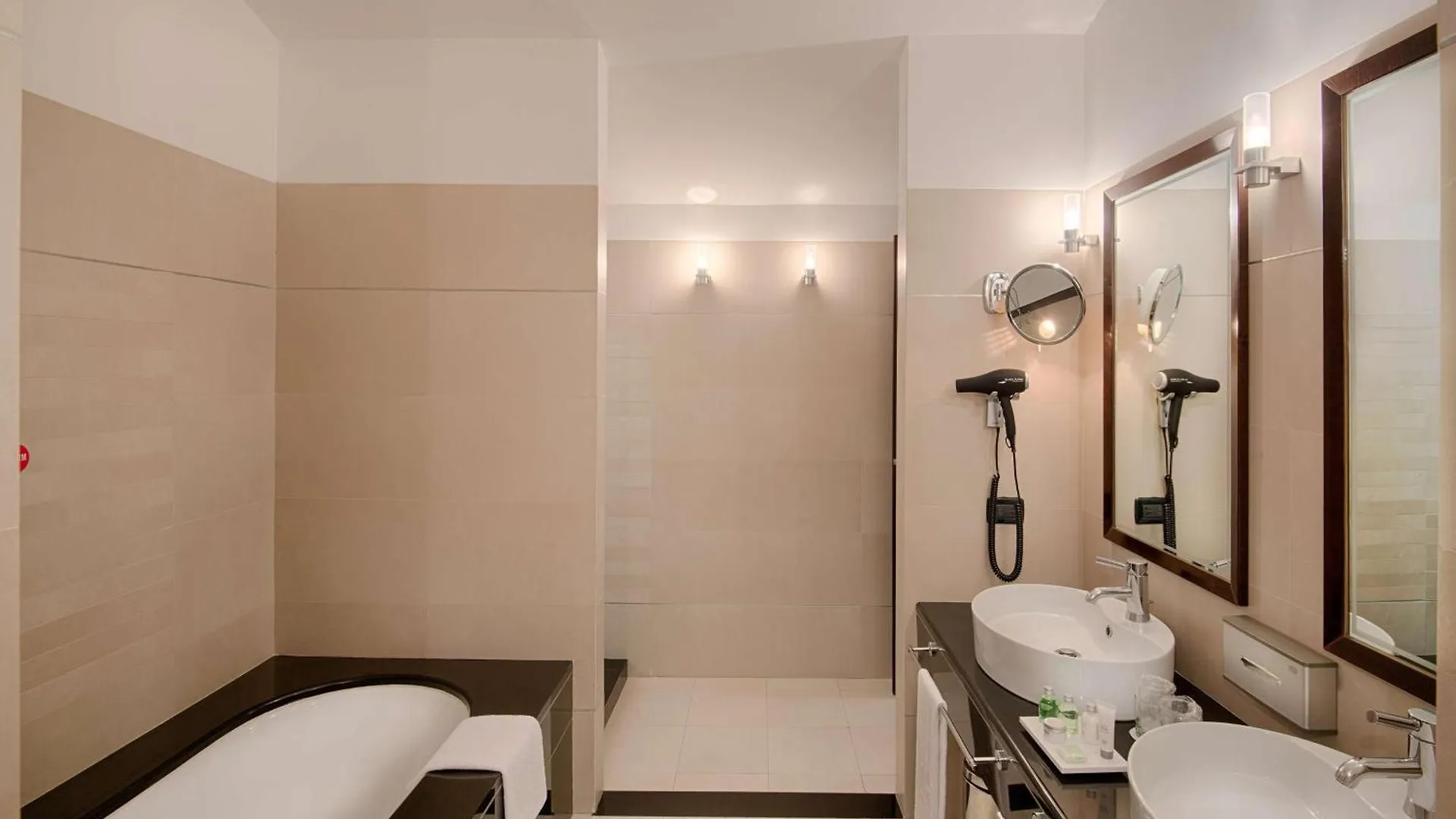 Nh Siena Hotel