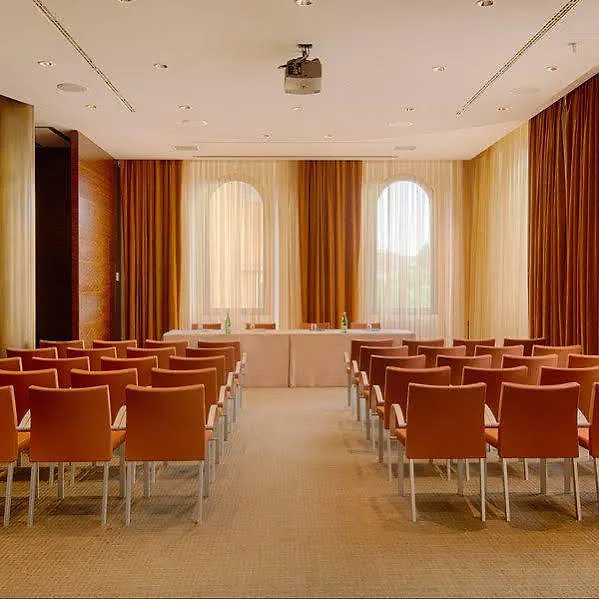 Nh Siena Hotel 4*,